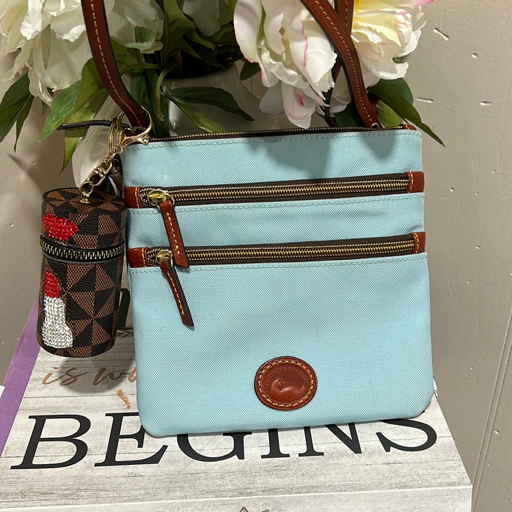 Dooney & Bourke bag come with charm ❤️❤️❤️